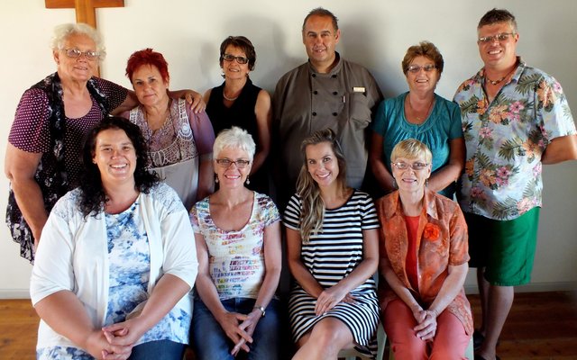 Die kursusgangers, met voor vlnr Tess du Toit (aanbieder), Deonora de Jongh, Roxanne Coetzee en Anita Botha. Agter vlnr is Lindie du Toit (hulpverlening), Anita Huysamen, Judy Bothma, Coenie Wessels, Amanda le Roux en Jacques van Heerden (hulpverlening).